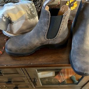 Blundstone size 10 US. 7.5 Australian.